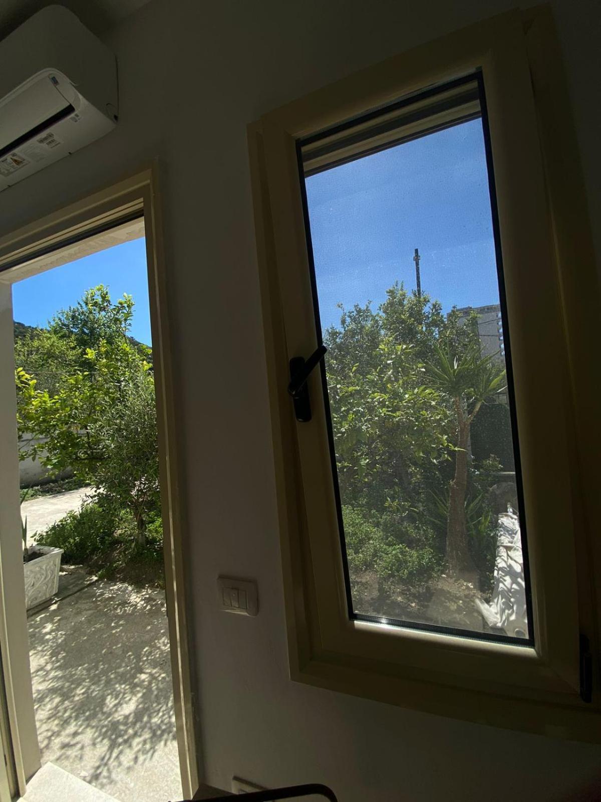 Jon Daire Avlonya Oda fotoğraf